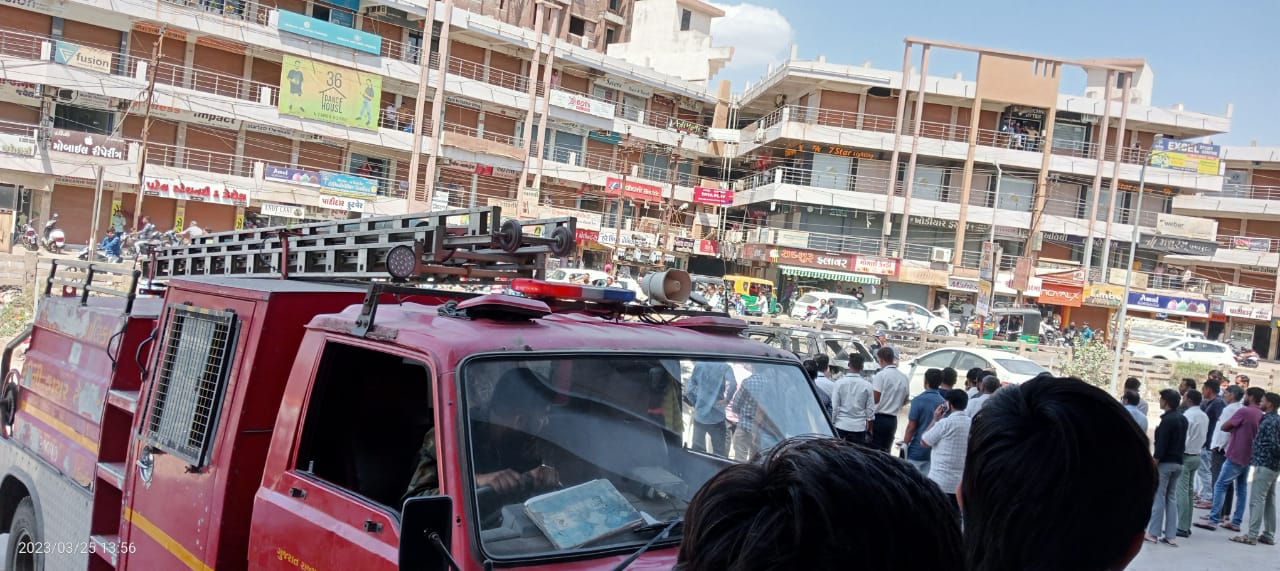 રવાપર ચોકડીએ કારમાં આગ લાગી..