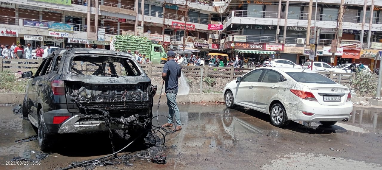 રવાપર ચોકડીએ કારમાં આગ લાગી..