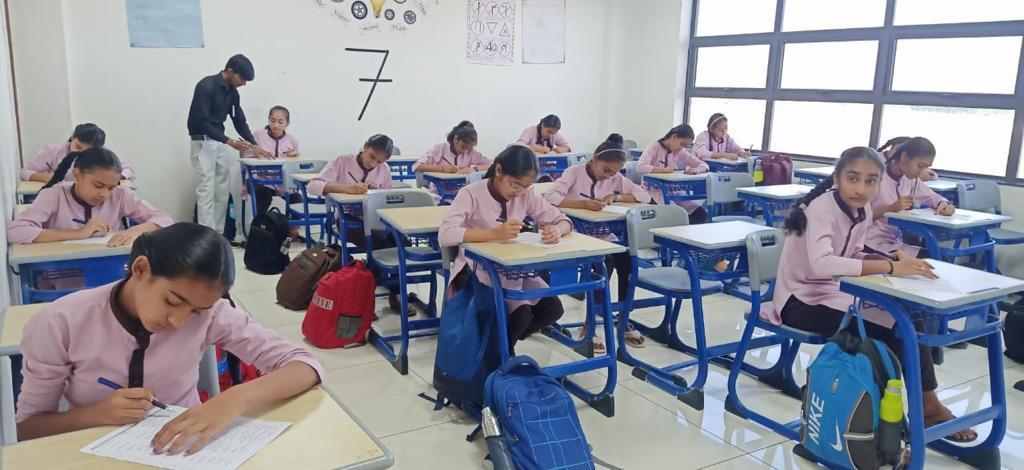 Nest K12 Educational સ્કૂલમાં બાળકો માટે ક્વીઝ કોમ્પિટિશનનું આયોજન...