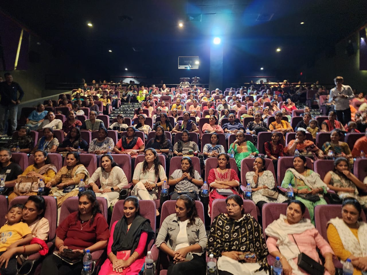 મોરબીમાં બ્રહ્મસમાજ ની મહિલાઓ માટે આયોજિત THE KERLA STLRY મૂવી શો બતાવવામાં આવ્યો : તમામ બહેનો દીકરીઓ માટે નાસ્તો અને આઈસ્ક્રીમની વ્યવસ્થા પણ કરાઈ