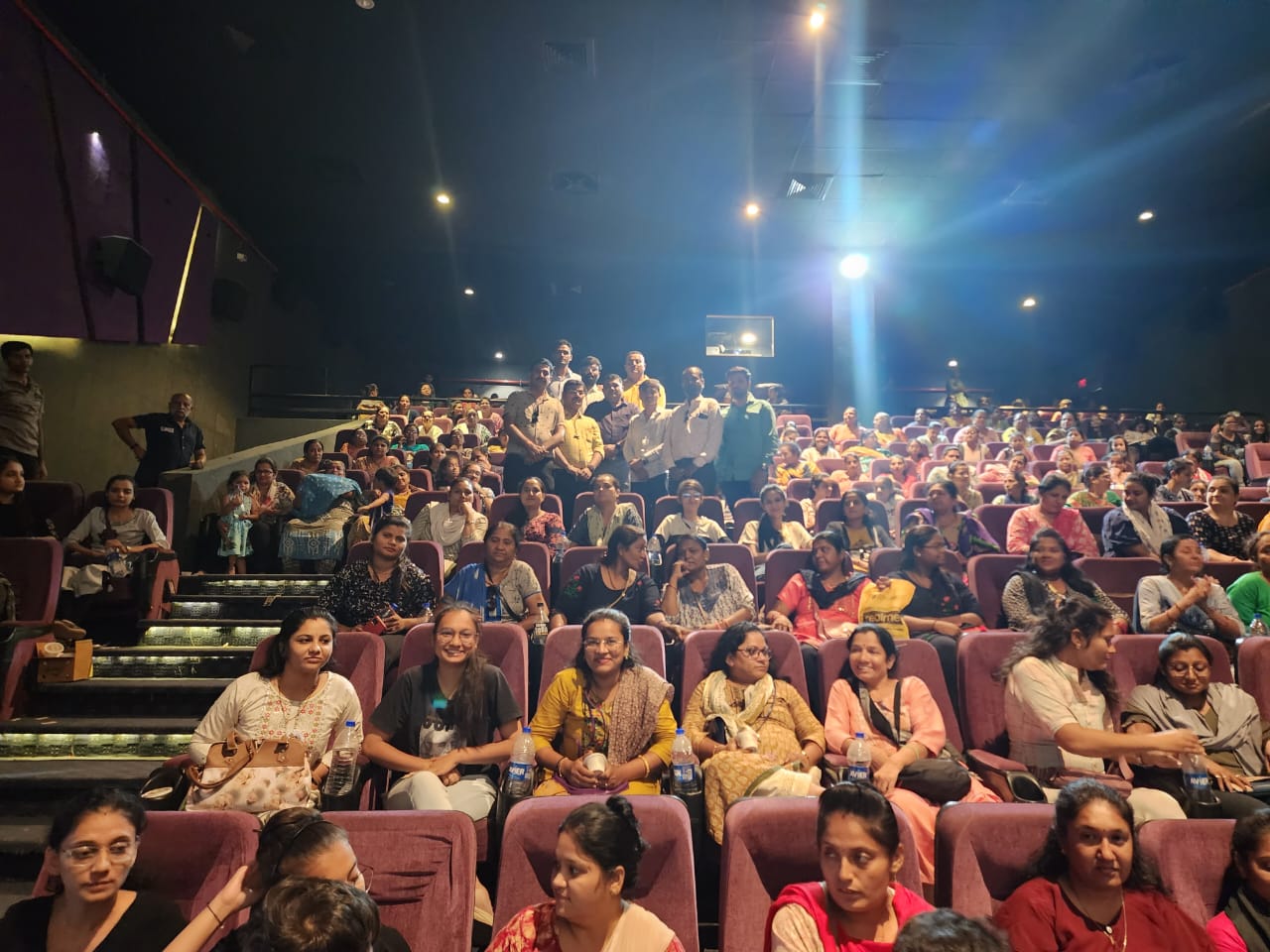 મોરબીમાં બ્રહ્મસમાજ ની મહિલાઓ માટે આયોજિત THE KERLA STLRY મૂવી શો બતાવવામાં આવ્યો : તમામ બહેનો દીકરીઓ માટે નાસ્તો અને આઈસ્ક્રીમની વ્યવસ્થા પણ કરાઈ