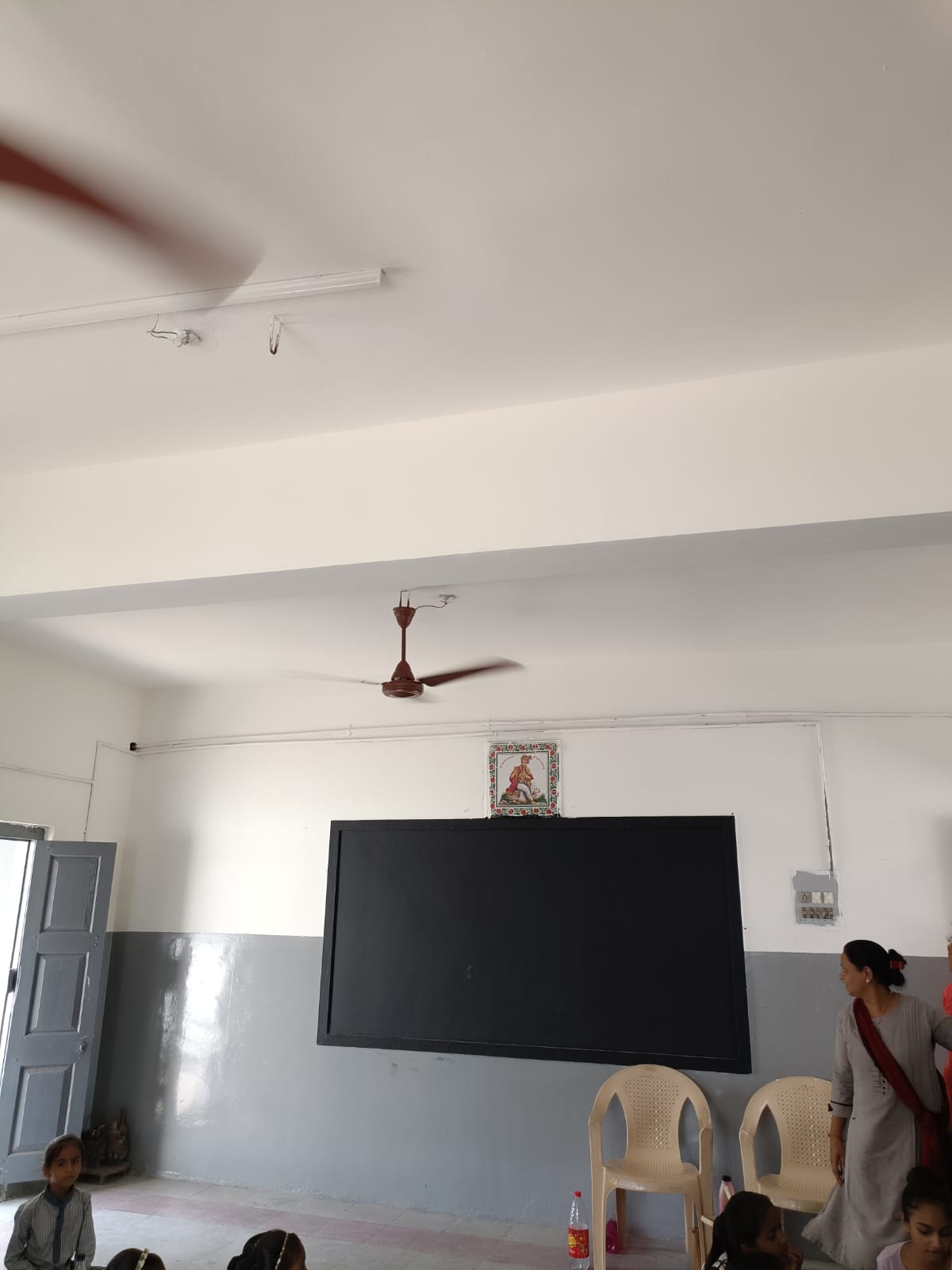 મોરબીના શનાળા ગામની કન્યા શાળાને નવી નકોર બનાવાઈ