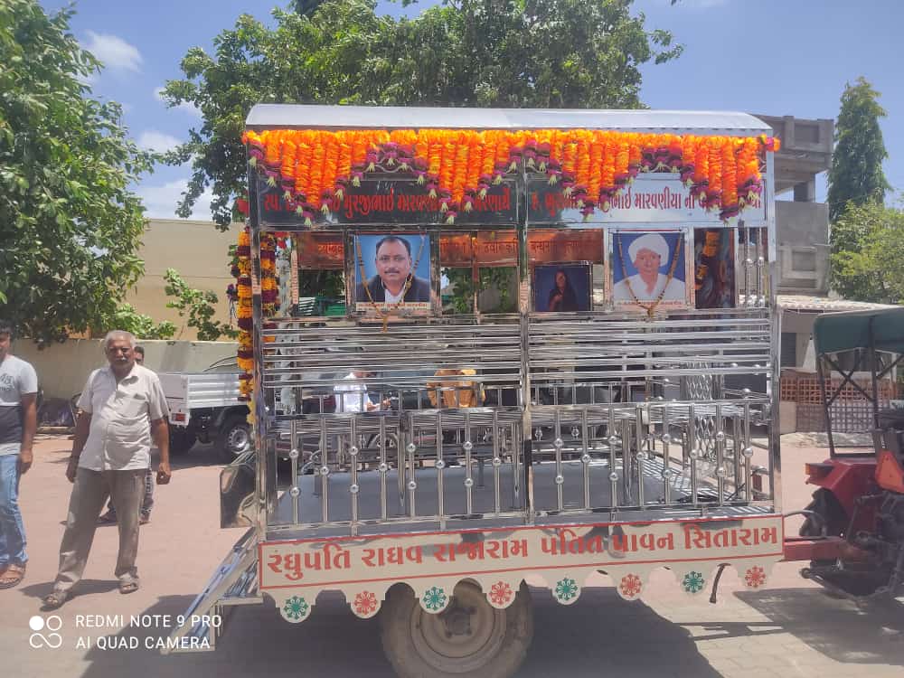 વડીલના સ્મરણાથે પરિવારે ગામને  વૈકુંઠ રથ અર્પણ કર્યો..
