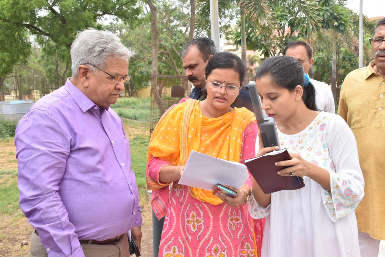 મંત્રીશ્રીએ કંટ્રોલ રૂમના રજીસ્ટર - રેકોર્ડ તપાસી કંટ્રોલ રૂમની કામગીરીનું નિરીક્ષણ કરી સમીક્ષા કરી