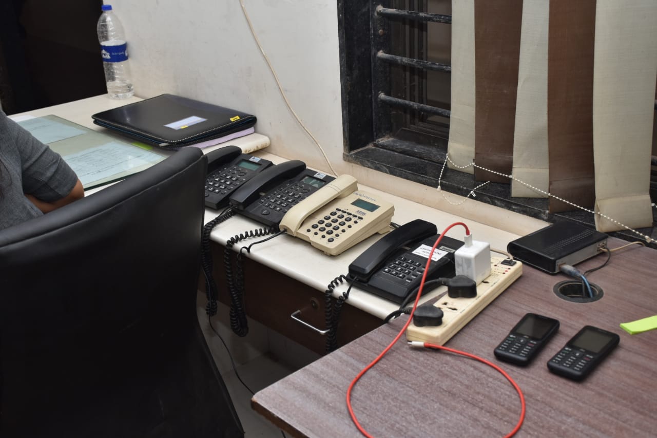 મંત્રીશ્રીએ કંટ્રોલ રૂમના રજીસ્ટર - રેકોર્ડ તપાસી કંટ્રોલ રૂમની કામગીરીનું નિરીક્ષણ કરી સમીક્ષા કરી