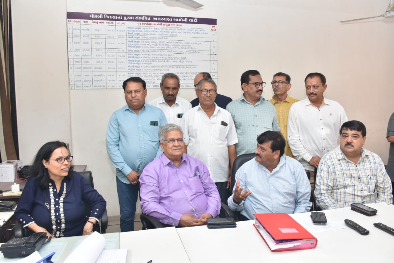 મંત્રીશ્રીએ કંટ્રોલ રૂમના રજીસ્ટર - રેકોર્ડ તપાસી કંટ્રોલ રૂમની કામગીરીનું નિરીક્ષણ કરી સમીક્ષા કરી