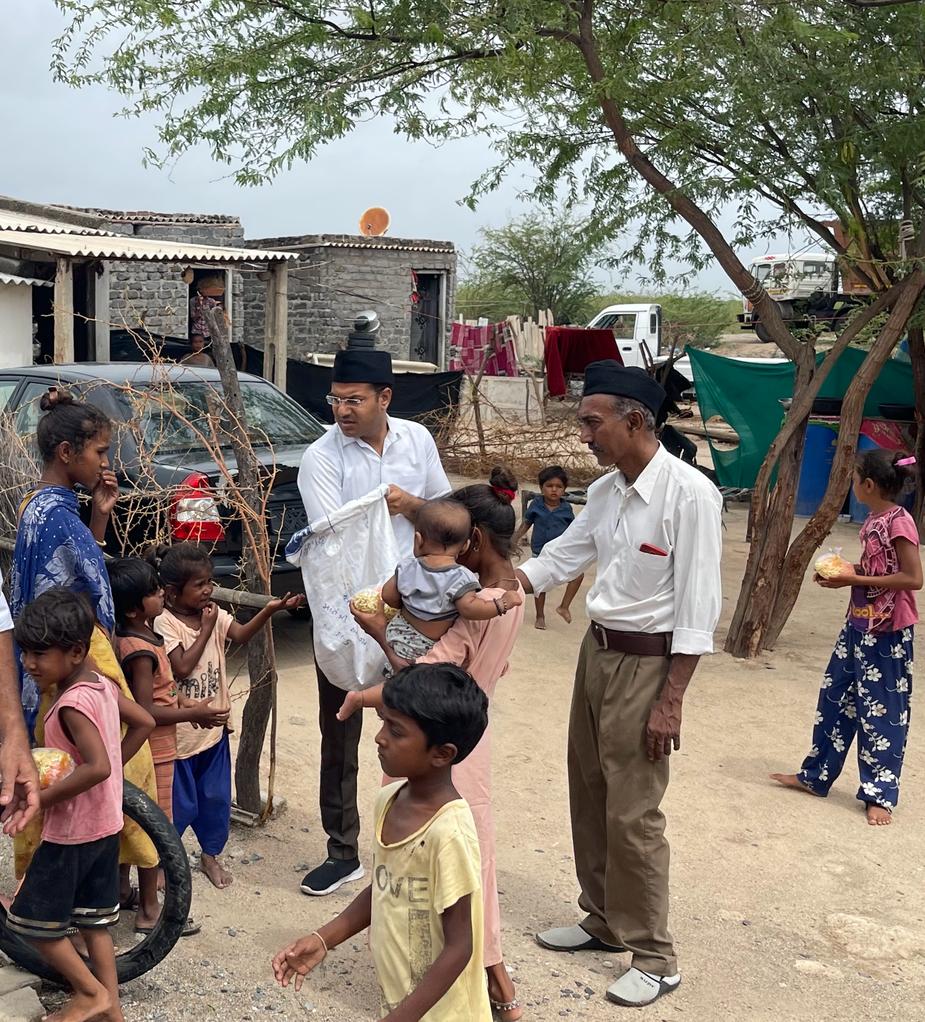 બિપરજોય વાવાઝોડાના પગલે મોરબી જિલ્લામાં સેવાકીય કાર્યો કરતા આર.એસ.એસ.ના સ્વયંસેવકો