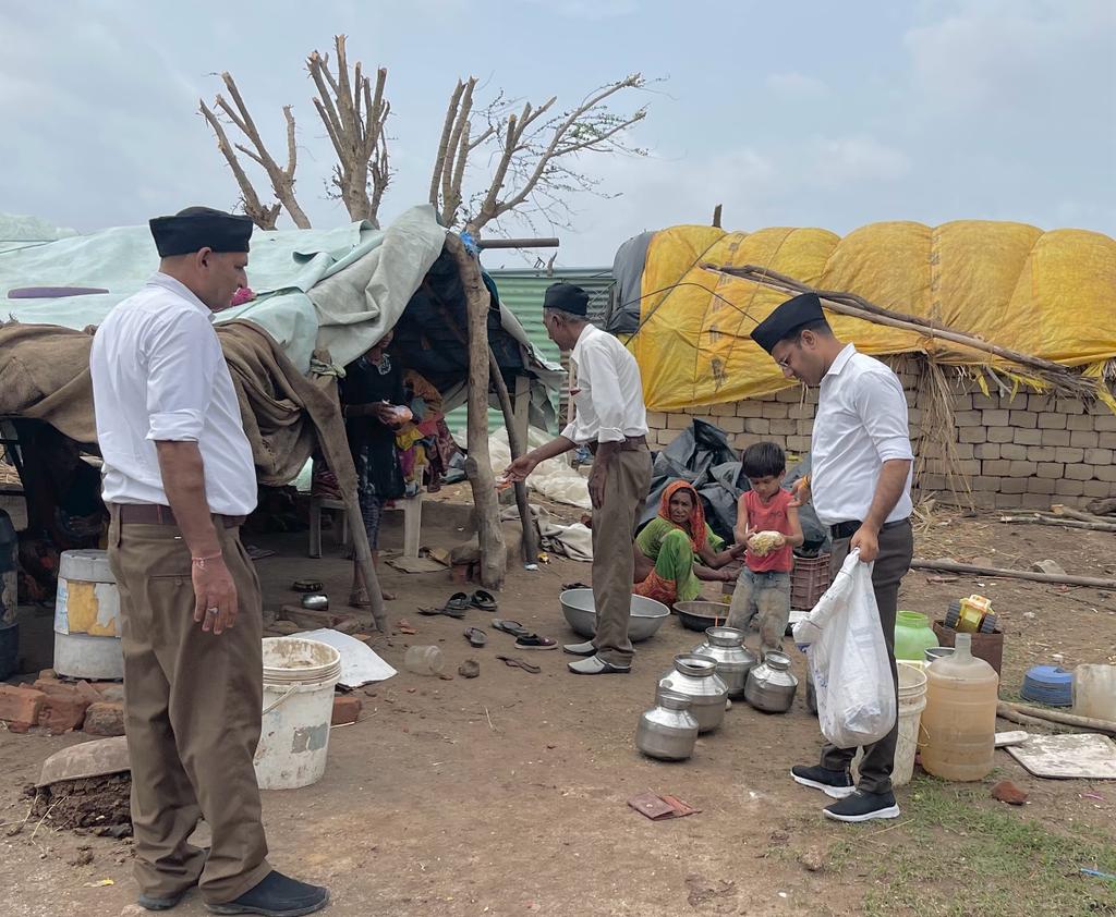 બિપરજોય વાવાઝોડાના પગલે મોરબી જિલ્લામાં સેવાકીય કાર્યો કરતા આર.એસ.એસ.ના સ્વયંસેવકો