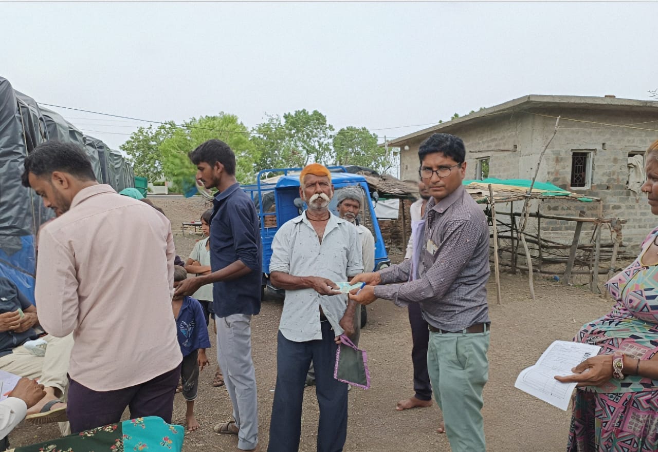ટંકારા તાલુકાના હડમતિયા ગામે બિપોરજોય વાવાઝોડાના અસરગ્રસ્તોને કેશ ડોલ્સની ચુકવણી કરવામાં આવી