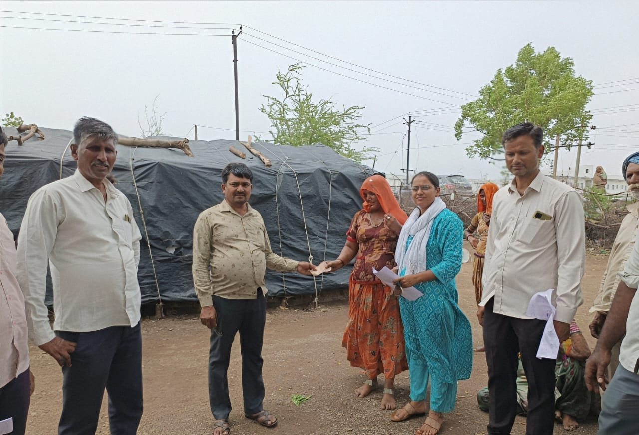 ટંકારા તાલુકાના હડમતિયા ગામે બિપોરજોય વાવાઝોડાના અસરગ્રસ્તોને કેશ ડોલ્સની ચુકવણી કરવામાં આવી