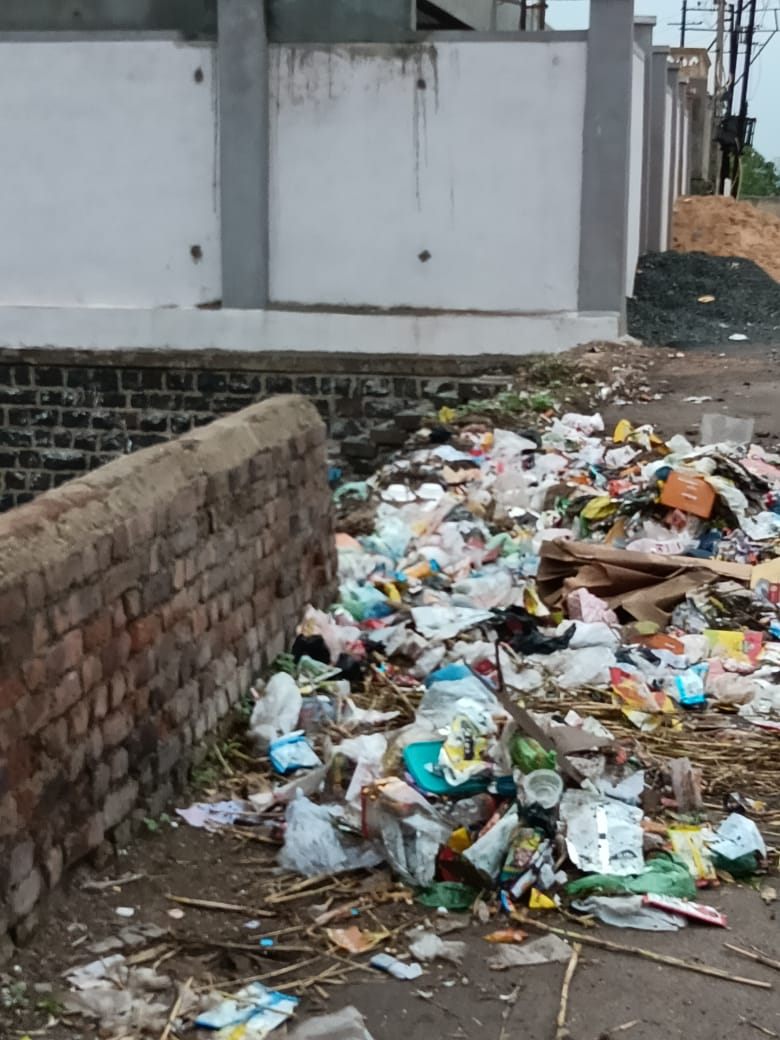 આળસના પીર સફાઈ કર્મીઓએ ગંદકી દૂર કરવાને બદલે વધુ ફેલાવી