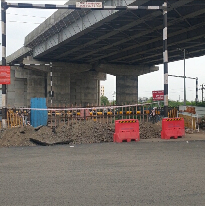 મોરબીની નવલખી ફાટક બંધ કરાતા હજારો લોકો લખ ચોર્યાસીનો આંટો ફરવા મજબૂર 