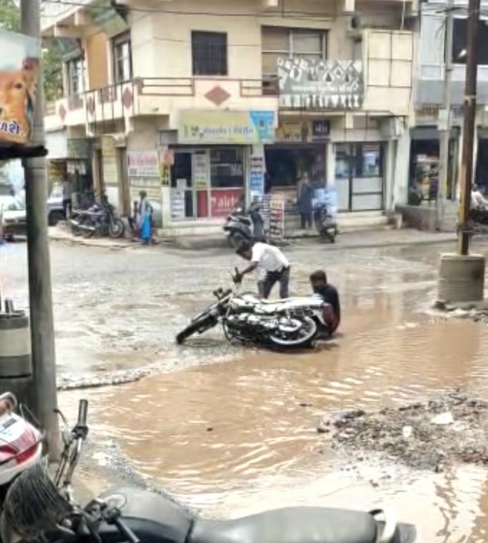 મોરબીના માર્ગોની પથારી ફરી ગઈ, હાથ પગ ખોખરા થાય તેવી બદતર હાલત