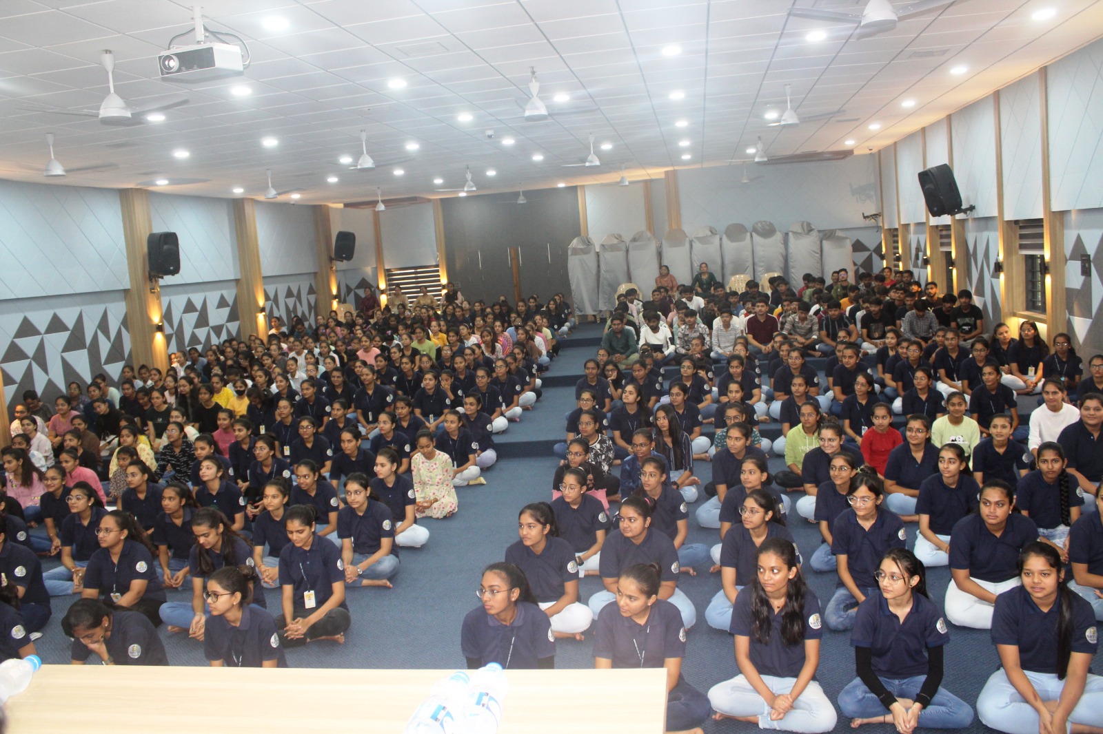 તમે પણ અધિકારી બની શકો છો!!! નવયુગ ગ્રુપ ઓફ કોલેજમાં સ્પર્ધાત્મક પરીક્ષા માટેનો   સેમિનાર  યોજાયો
