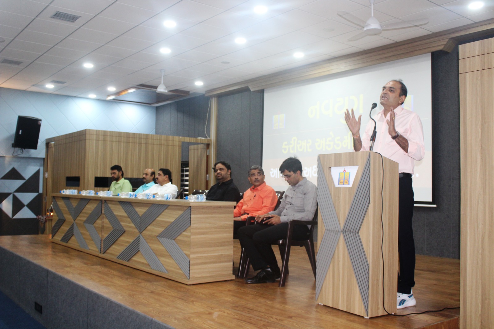 તમે પણ અધિકારી બની શકો છો!!! નવયુગ ગ્રુપ ઓફ કોલેજમાં સ્પર્ધાત્મક પરીક્ષા માટેનો   સેમિનાર  યોજાયો
