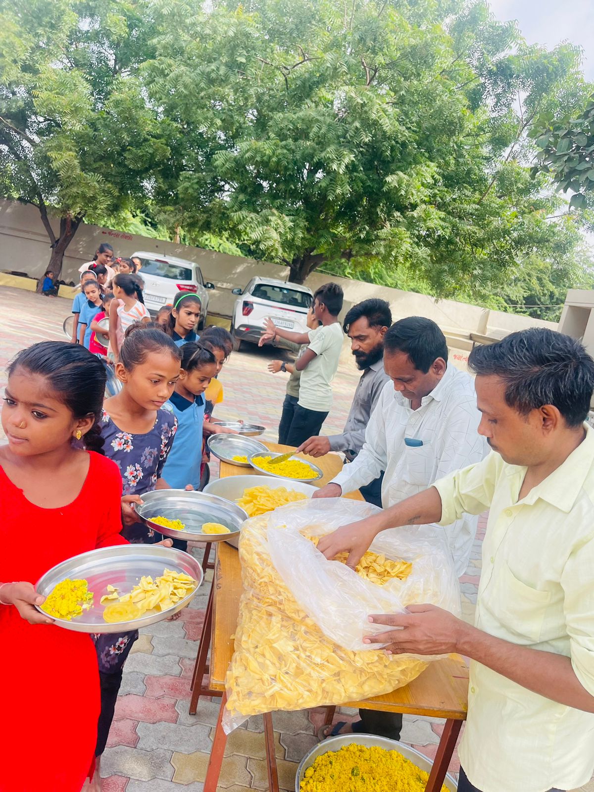 શાળાના બાળકોને પુસ્તક કીટ અને નાસ્તો કરાવી જન્મદિવસની પ્રેરણાદાયી ઉજવણી..