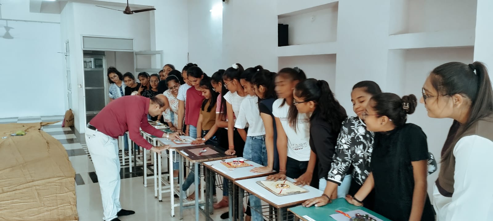 જીવનું પણ બલિદાન આપીને દેશના સીમાંડાની રક્ષા કરતા સેનાના જવાનોની રક્ષા માટે મોરબીની વિદ્યાર્થીનીઓએ રાખડી મોકલાવી
