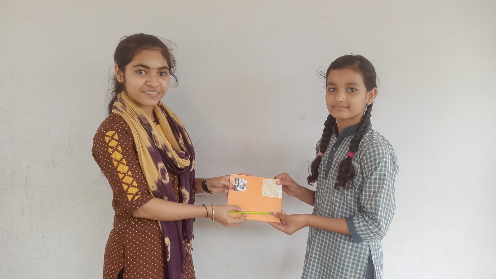 મોટીબરારની રત્નમણિ પ્રા. શાળામાં રાખડી નિર્માણ સ્પર્ધા યોજાઈ