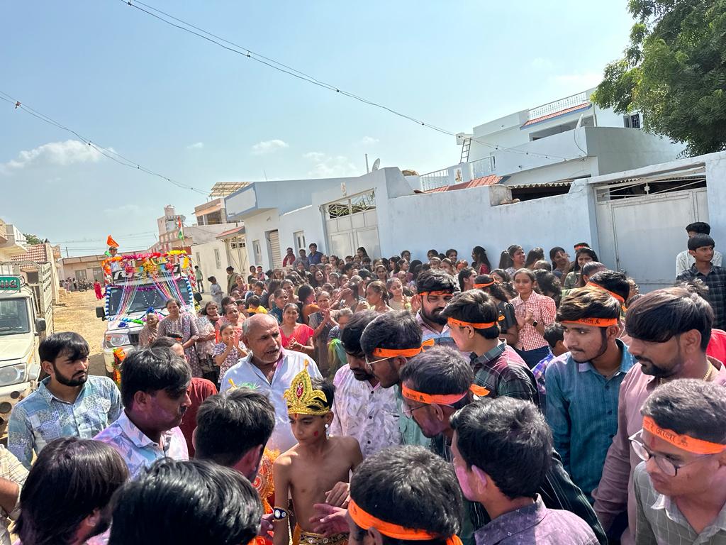 શીવપુર યુવા ગ્રુપ દ્વારા શિવપુર ગામે ભવ્ય શોભાયાત્રા અને મટુકી ફોડનો કાર્યક્રમ. ગામલોકો એ ઉત્સાહ ભેંર લિધો ભાગ...