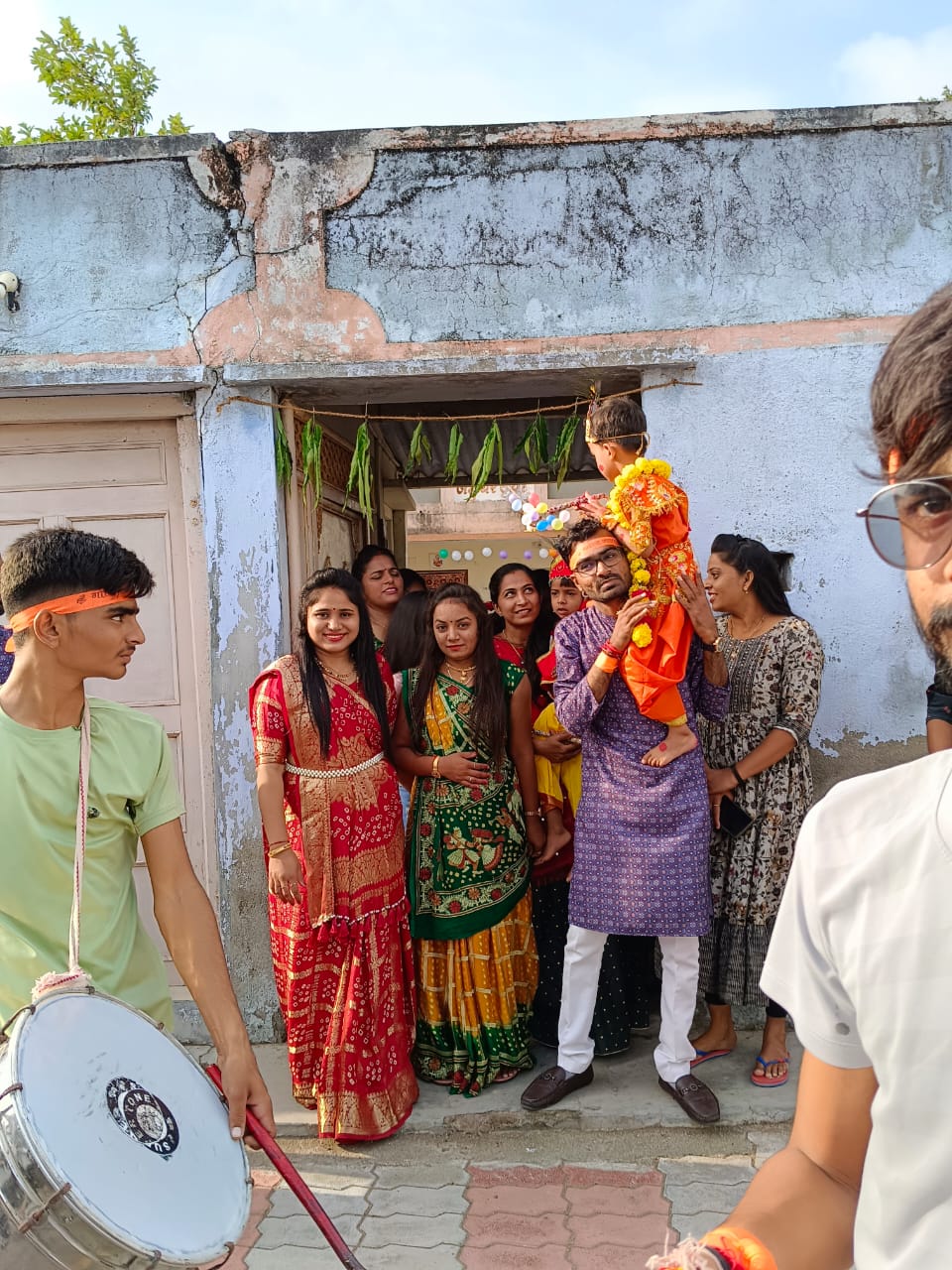 મારો વહાલો આવ્યાની વધામણી...શ્રીકૃષ્ણ ના જન્મદિવસની ઠેર ઠેર હર્સોલાસ ભેર ઉજવણી ના ભાગરૂપે રામનગર (ખારચીયા) યુવક મંડળ અને દેત્રોજા પરિવારે હર્ષલ્લાસપૂર્વક ઉજવણી કરી