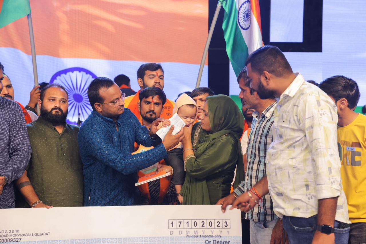 મોરબીમાં અજય લોરિયા દ્વારા સંચાલિત પાટીદાર નવરાત્રી મહોત્સવનો રૂ. 34 લાખનો નફો શહીદ પરિવારો અને ગૌશાળાને અપાયો