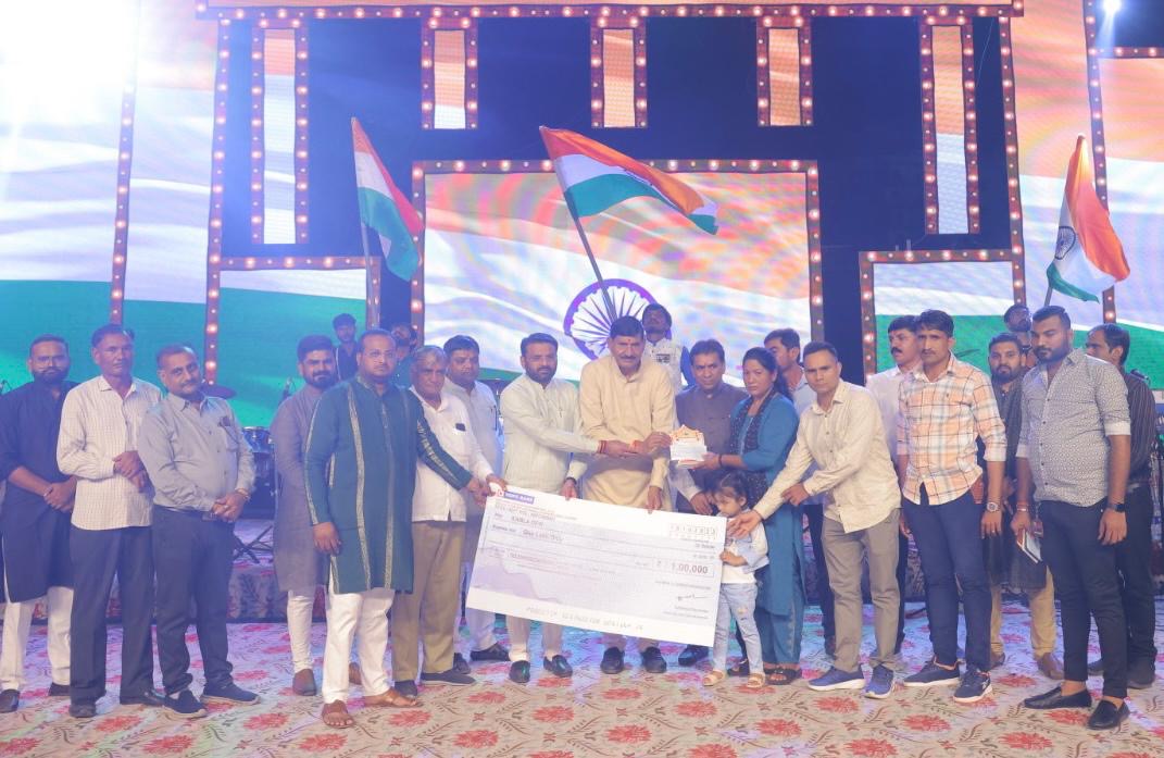 મોરબીમાં અજય લોરિયા દ્વારા સંચાલિત પાટીદાર નવરાત્રી મહોત્સવનો રૂ. 34 લાખનો નફો શહીદ પરિવારો અને ગૌશાળાને અપાયો