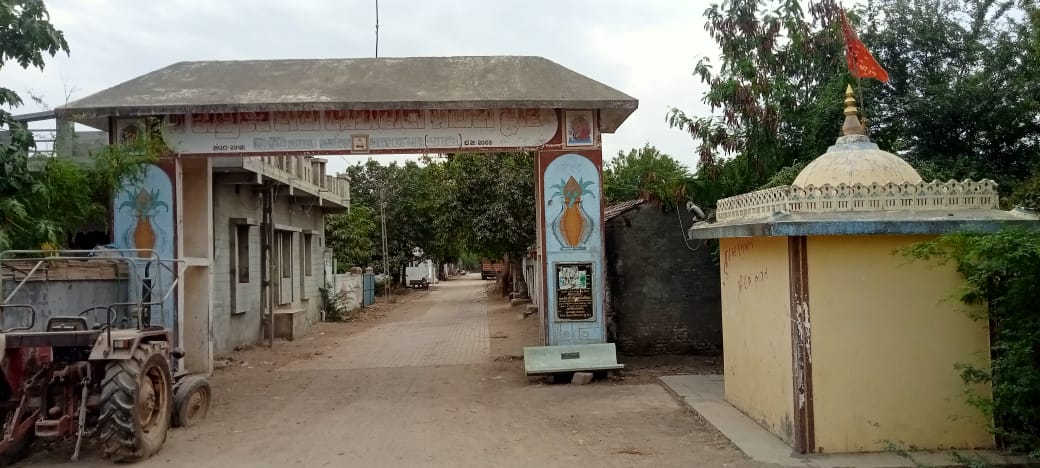 મોરબીના બાદનપરમાં પાણી અને આંગણવાડીનું દુઃખ છતાં ગામલોકોનું જીવનધોરણ મદમસ્ત