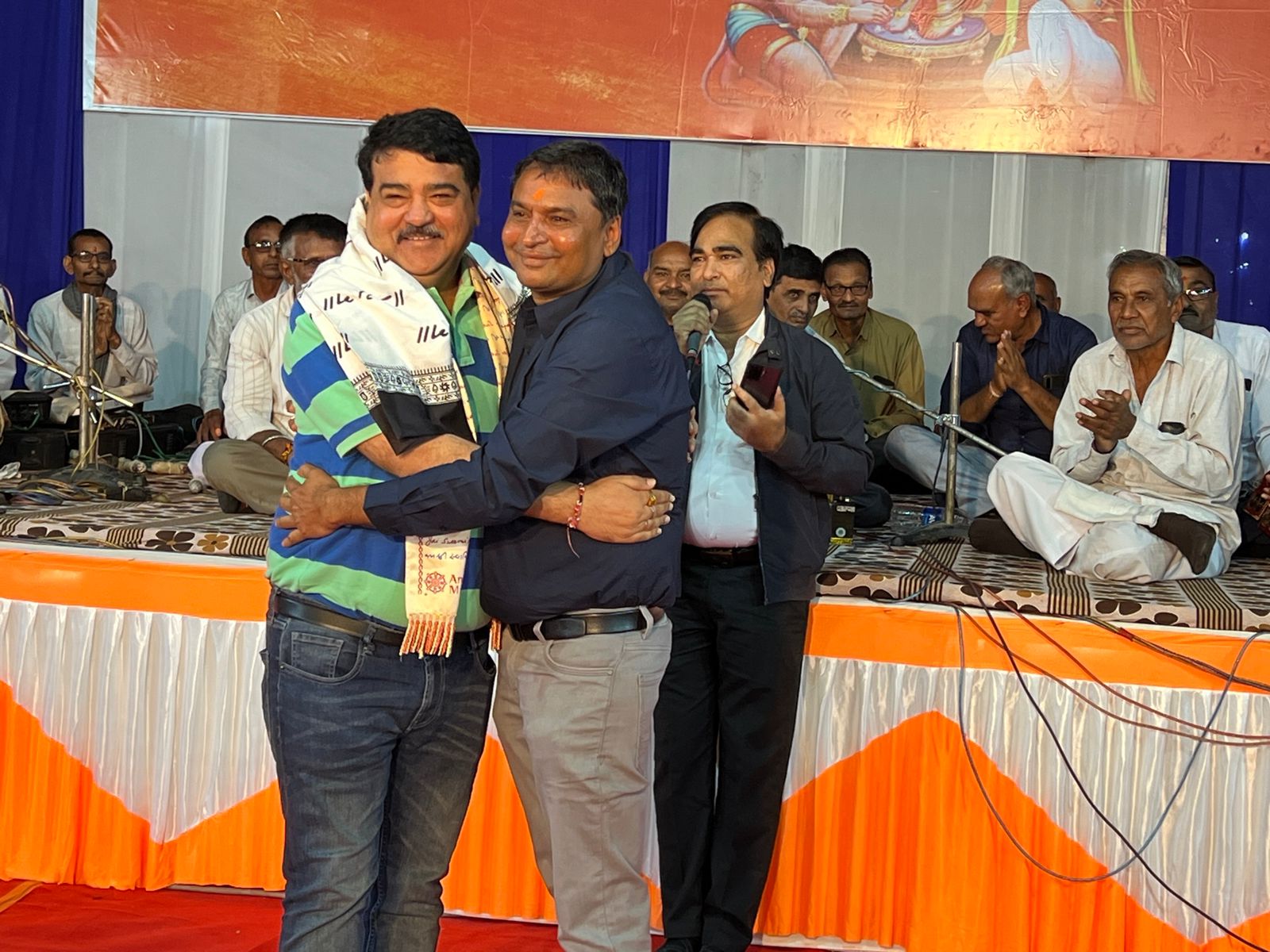 મોરબીના થોરાળામાં અખંડ રામધૂનનો લાભ લેતા જિલ્લા કલેકટર