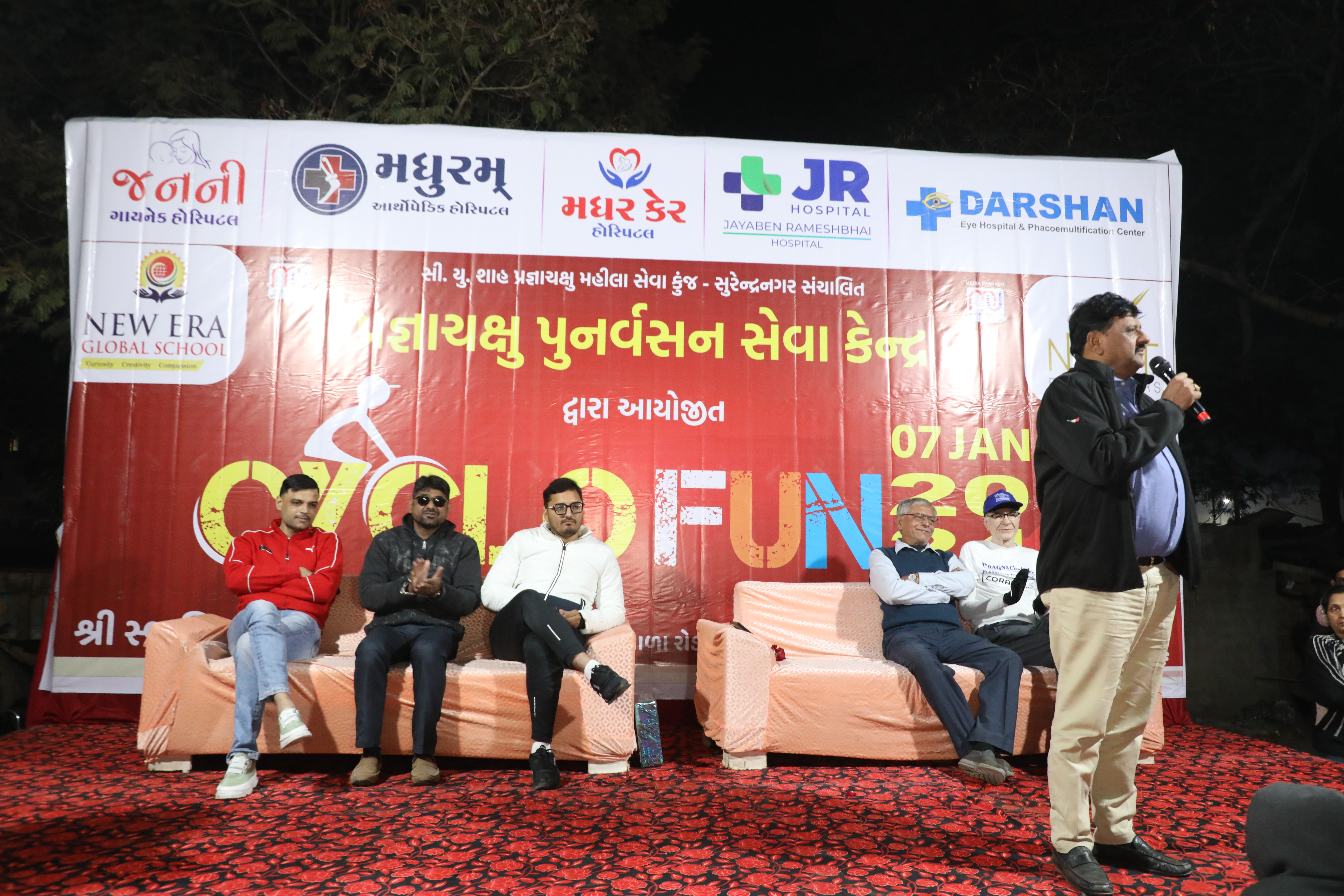 અંધાપાને લીધે જીવન અંધકારમય બન્યું છતાં નિરાશ થવાને બદલે નેત્રહીનોનું સમાજ હિત માટે પ્રેરણાદાયી કાર્ય

મોરબીમ પ્રજ્ઞાચક્ષુઓએ વહેલી સવારમાં 1100 લોકોને તંદુરસ્તી માટે કરાવી સાયકલ યાત્રા