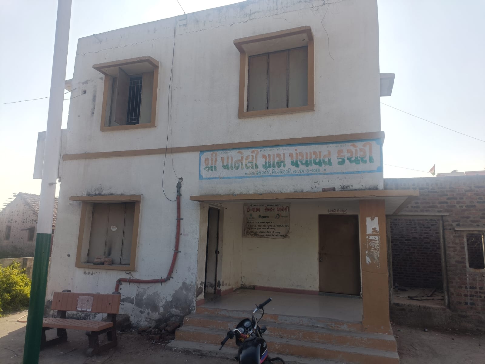 મોરબીના પાનેલી ગામ પાસે નવી જીઆઇડીસીના નિર્માણથી ગામલોકોનું અયોગ્ય રામભરોસે

આશરે 1995ની સાલ સુધી પાનેલીના ગામના તળાવમાંથી મોરબીના હાજરોથી પણ વધુની વસ્તી ધરાવતા સામાકાંઠા વિસ્તારને પાણી પૂરૂ પડાતું