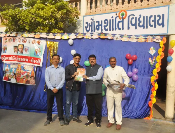 અર્જુનની જેમ જ લક્ષ્યની પ્રાપ્તિ સુધી પ્રયત્નશીલ રહેવાની ઓમ શાંતિ વિદ્યાલયના વિધાર્થીઓને શીખ આપતા કલેકટર