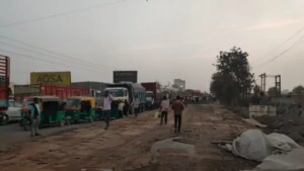 મોરબીના પીપળી રોડને ફોરલેન કરવાની કામગીરીને કારણે ટ્રાફિકની અંધાધૂંધી