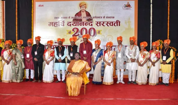 રાષ્ટ્રપતિ દ્રૌપદી મુર્મુ આજે ટંકારામાં પહોંચીને સ્વામીજીના જન્મોત્સવ માટેના વિવિધ વિભાગોની મુલાકાત લીધી