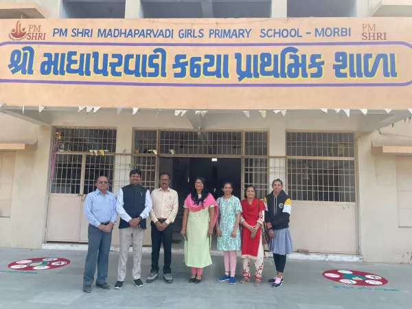 લોકસભાની ચૂંટણી સંદર્ભે અધિકારીઓ-કર્મચારીઓએ હાલોને મતદાન કરવા જેવા ગીતો ગાય લોકોને જાગૃત કર્યા