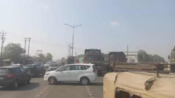 રાજપર ચોકડીએ ટ્રક મૂકીને ચાલક ભાગી જતા ભારે ટ્રાફિકજામ

મોરબી નજીક સામાન્ય અકસ્માત બાદ ટોળાના રોશથી બચવા ડ્રાઈવર પલાયન થવાથી બન્ને બાજુએ વાહનોની લાંબી લાઈનો લાગી