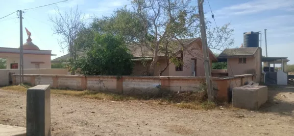 મોરબીના રામપર ગામે યુવાનોએ નોકરી ધંધા અર્થે શહેરોમાં પ્રયાણ કરતા હવે ગામમાં માત્ર વૃદ્ધો જ બચ્યા