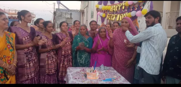 ભૂત કોટડા ગામમાં 25 દાદીમાએ ઉજવ્યો સમૂહ બર્થડે 