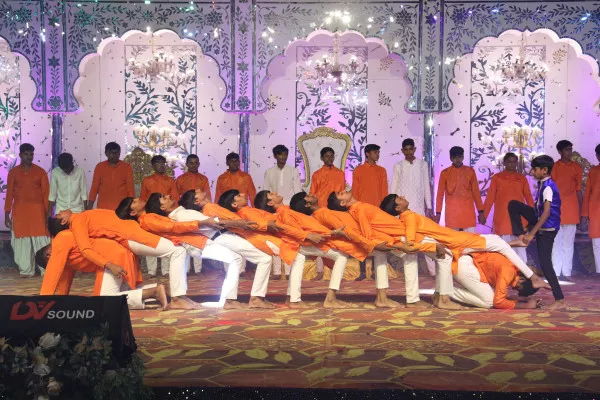 મોરબીમાં રામાયણના એક મહત્વના હનુમાનજીની ભક્તિને દર્શાવતો સુંદરકાંડને આબેહૂબ રજૂ કરાયો

700થી વધુ વિધાર્થીઓએ ભગવાન હનુમાનજીની ભક્તિ, બળ બુદ્ધિને ગાયન અને નાટ્યાત્મક રીતે રજૂ કરતા આ કાર્યક્રમનું આખું સ્થળ ભક્તિમય બની ગયું.