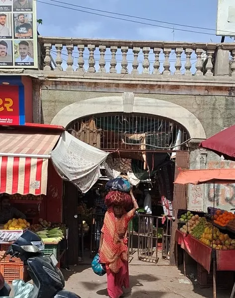 અત્યારથી જ ગરમીએ ભારે કરી,  લિબુના ભાવમાં આગ ઝરતી તેજી

મોરબીના શાક માર્કેટમાં લિબુના ભાવ ભડકે બળતા ગૃહિણીઓમાં કાળો કકળાટ