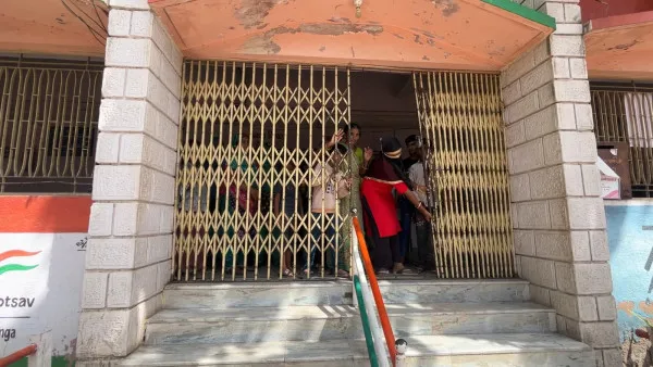 ઘણી ધોરી વગરની પાલિકામાં વેદના સાંભળવા માટે કોઈ હાજર જ ન હોવાથી મહિલાઓ વિફરી