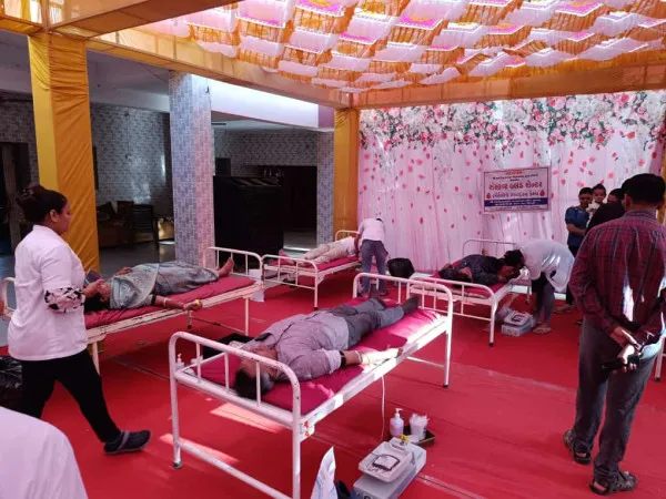 મોરબીના ચકમપર ગામના સ્વ.જીતેન્દ્રભાઈ કાલરીયાની પુણ્યતિથિ નિમિતે રક્તદાન કેમ્પ યોજાયો