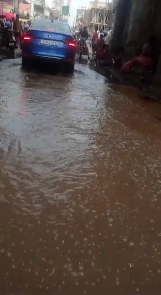 મોરબીના હ્ર્દય સમાન નહેરુ ગેઇટ ચોક વગર વરસાદે ગટરને કારણે પાણી - પાણી
