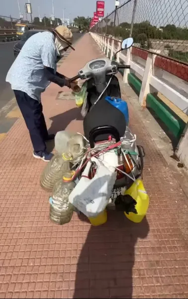 મોરબીના વરિષ્ઠ નાગરિકે પુલ ઉપર દરરોજ પાણીના કુંડા મુકી અબોલ પક્ષીની સેવામાં જીવન સમર્પિત કર્યું
