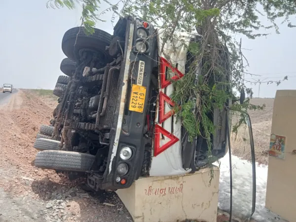 માળીયા (મીં) નજીક મીઠું ભરેલા ટ્રકની ગુલાંટ, મીઠાનો રોડ ઉપર પથારો