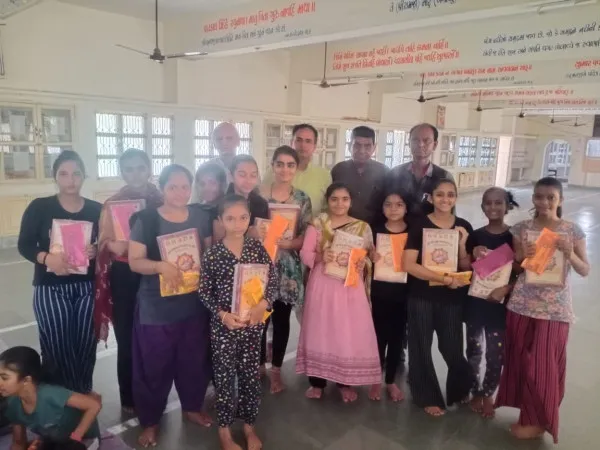 મોરબીના જલારામ પ્રાર્થના મંદિર દ્વારા કચ્છ-રાપર સ્થિત લોહાણા કન્યા છાત્રાલયને શૈક્ષણિક કીટ અર્પણ