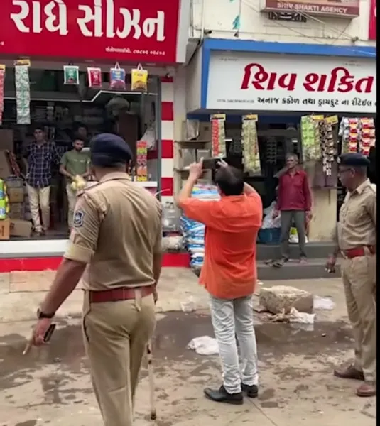 મોરબીના મુખ્ય માર્ગો ઉપર ટ્રાફિકને નડતરરૂપ દબાણો હટાવાયા
