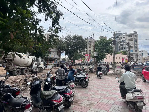 મોરબીની પ્રજાને પોતાની સલામતી માટે જીવલેણ ખાડાને જાતે જ બુરવો પડ્યો
