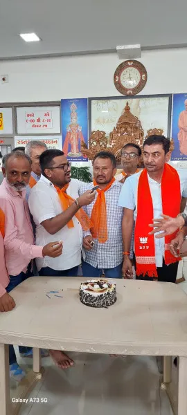 રક્તદાન કરી યુવા ભાજપ અગ્રણીના જન્મદિનની ઉજવણી