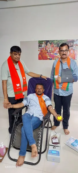 રક્તદાન કરી યુવા ભાજપ અગ્રણીના જન્મદિનની ઉજવણી