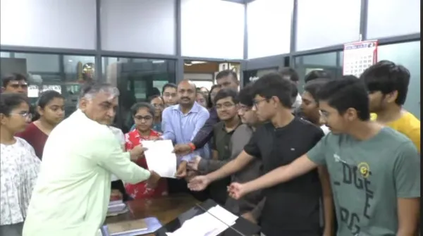 ખાનગી કોલેજ જેવો જ સરકારી કોલેજોમાં ફી વધારો કરી નાખતા હવે વાલીઓમાં આક્રોશ